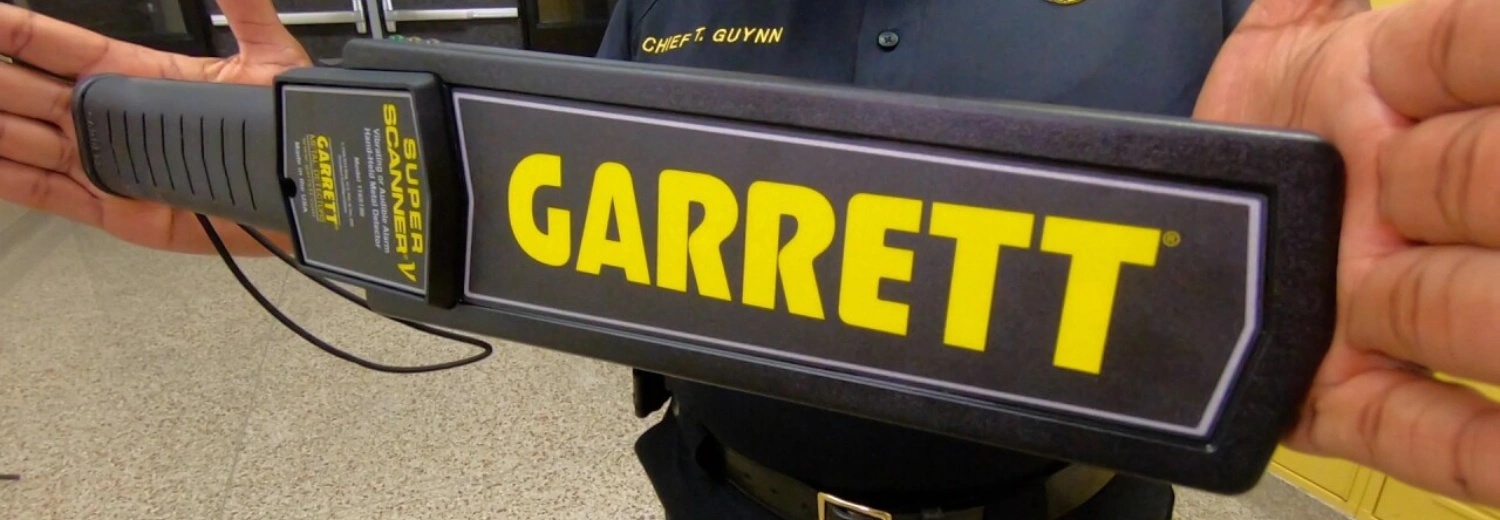 راکت بازرسی بدنی فرودگاه