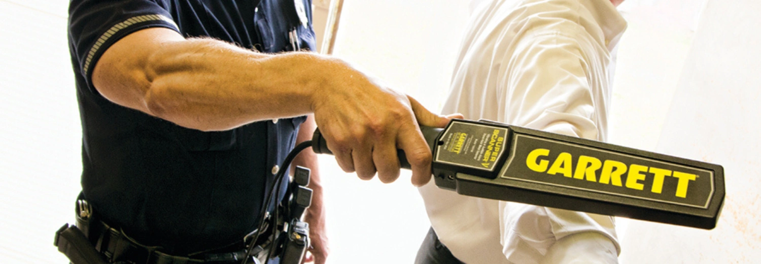 مقایسه گیت فلزیاب و راکت بازرسی بدنی